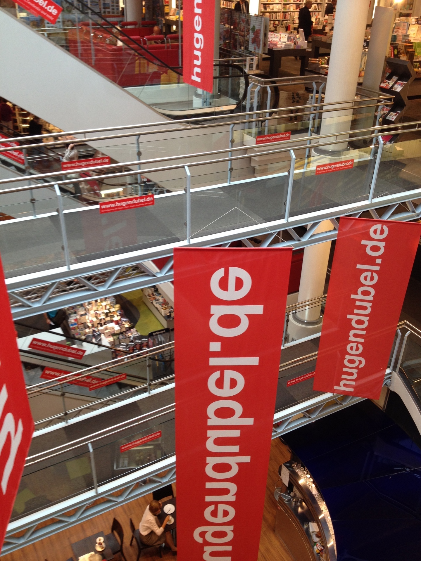 フーゲンドゥーベル書店 Hugendubel